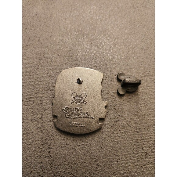 Disney Pirates Of The Caribbean Skeleton Climbing out of Ship Pirate Pin - Picture 2 of 3